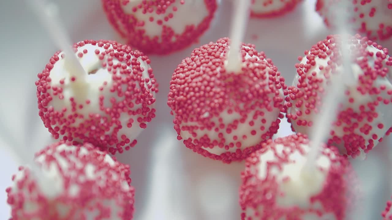 가 ⁇ 게 뿌려서 장식 된 케이크