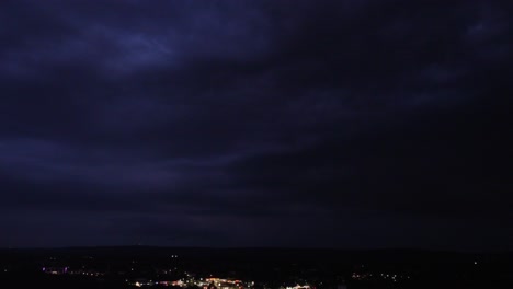 雷和閃電在充滿暴風雲的夜空中