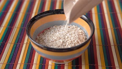verter harina de avena en un cuenco