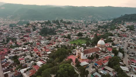 Drone-Aéreo-Montaña-Catedral-Sobre-México-San-Cristóbal-De-Las-Casas-Chiapas-Pueblo-Mágico-Tradicional