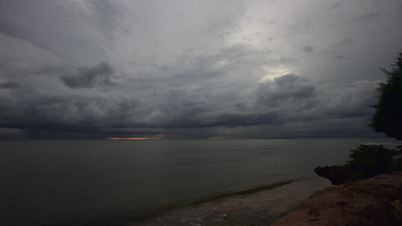 탄자니아의 다르 에스 살람과 코코 해변을 향해 흘러가는 바다와 구름의 시간 경과