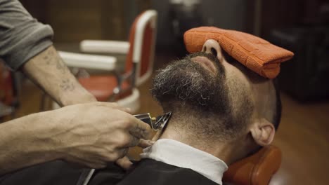 Hombre-Siendo-Arreglado-Por-Peluquero-En-Barbería---Cerrar