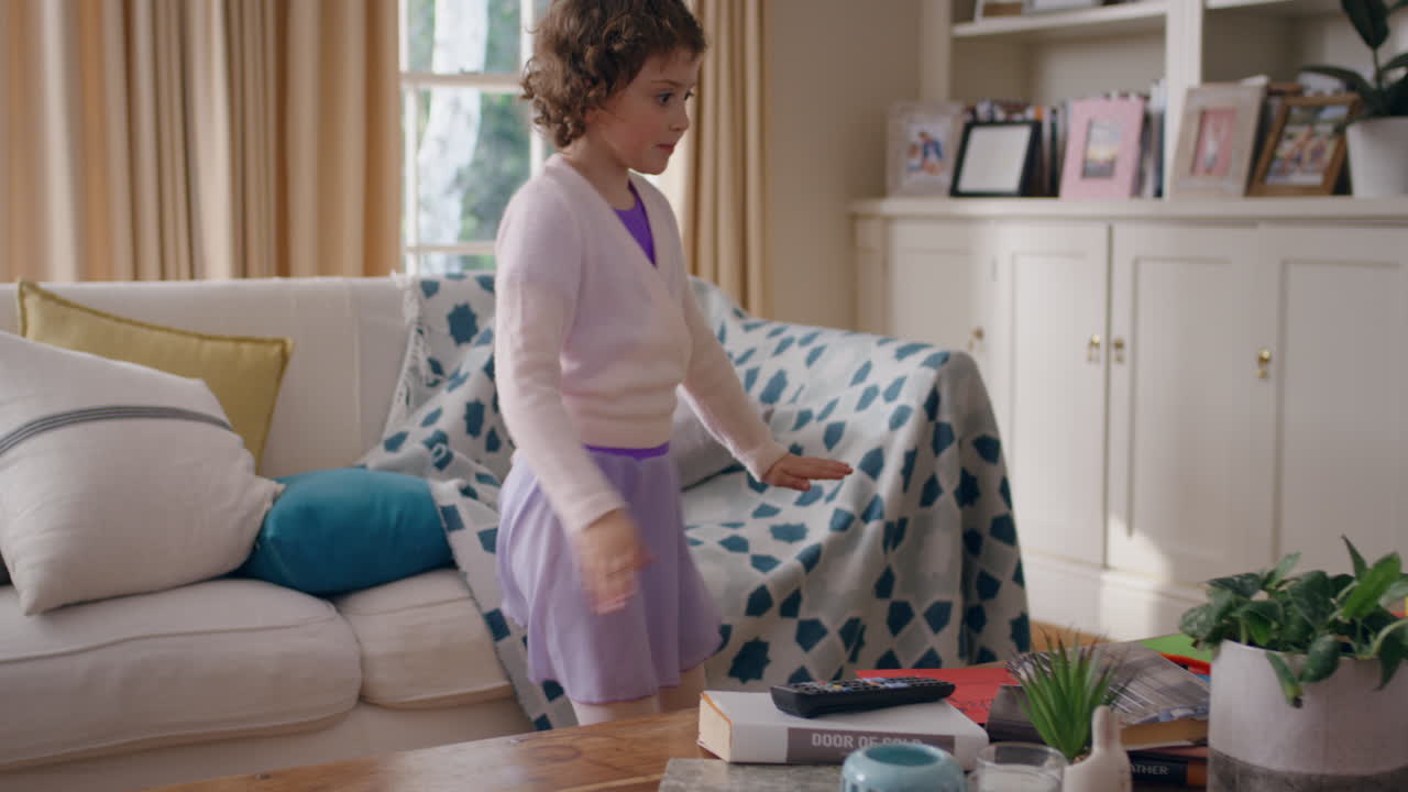 귀여운 작은 소녀가 집에서 춤을 추고 재미있는 장난스러운 춤을 즐기고 장난스러운 어린 시절 상상력을 즐기는 행복한 아이가 주말을 위해 흥분 4k