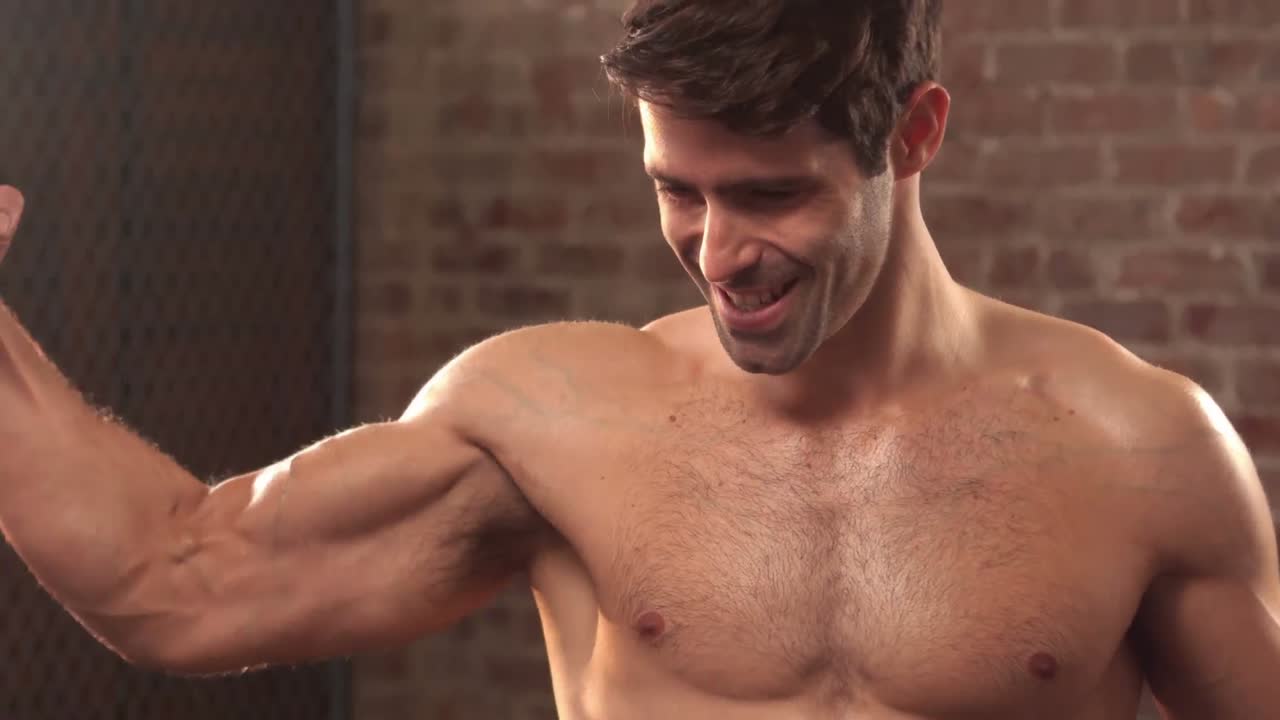 비 ⁇ 스를 구부리는  ⁇ 한 남자