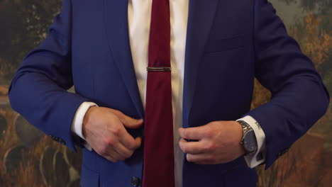 El-Novio-Preparándose-Para-La-Boda-Y-Cerrando-Su-Chaqueta-De-Traje-Azul-Con-Corbata