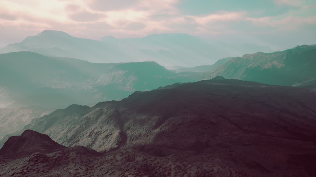 cadenas alpinas envueltas en la niebla de la mañana