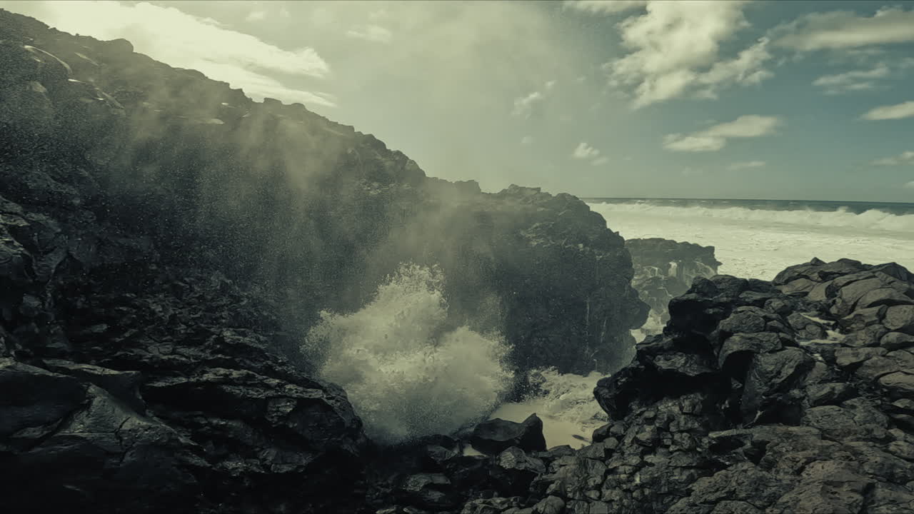 fuertes olas chocando contra las rocas volcánicas