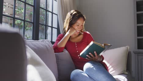 Frau-Mit-Gemischter-Abstammung,-Die-Ein-Buch-Liest.-Soziale-Distanzierung-Und-Selbstisolation-In-Quarantäne