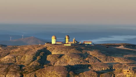 Abandoned-radar-towers-of-observatory,-Torre,-Covilhã,-Portugal