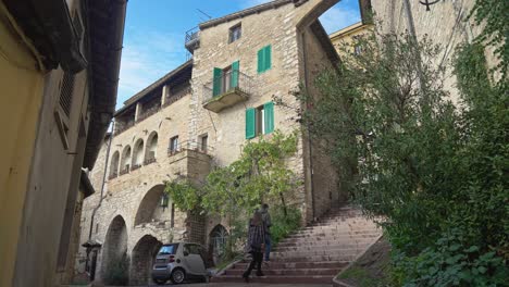 Gente-Subiendo-Las-Escaleras-En-El-Histórico-Pueblo-De-Asís,-Umbría,-Italia