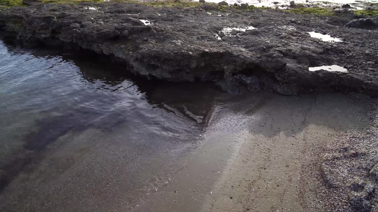 Una piccola spiaggia tranquilla con rocce
