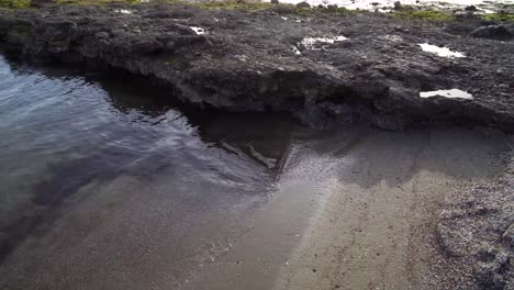 Una-Pequeña-Playa-Tranquila-Con-Rocas