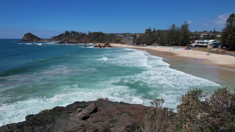 Paisaje-Idílico-De-La-Playa-Durante-El-Verano-En-Flynns-Beach,-Nueva-Gales-Del-Sur,-Australia---Disparo-De-Drone