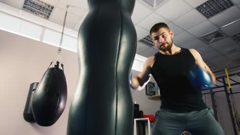 un joven boxeador practica golpes en un saco de boxeo 8