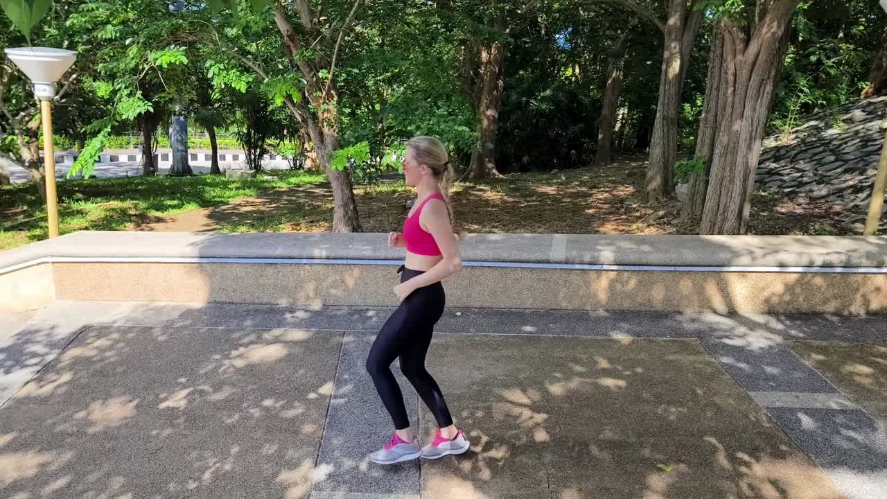 mujer trotando en un parque