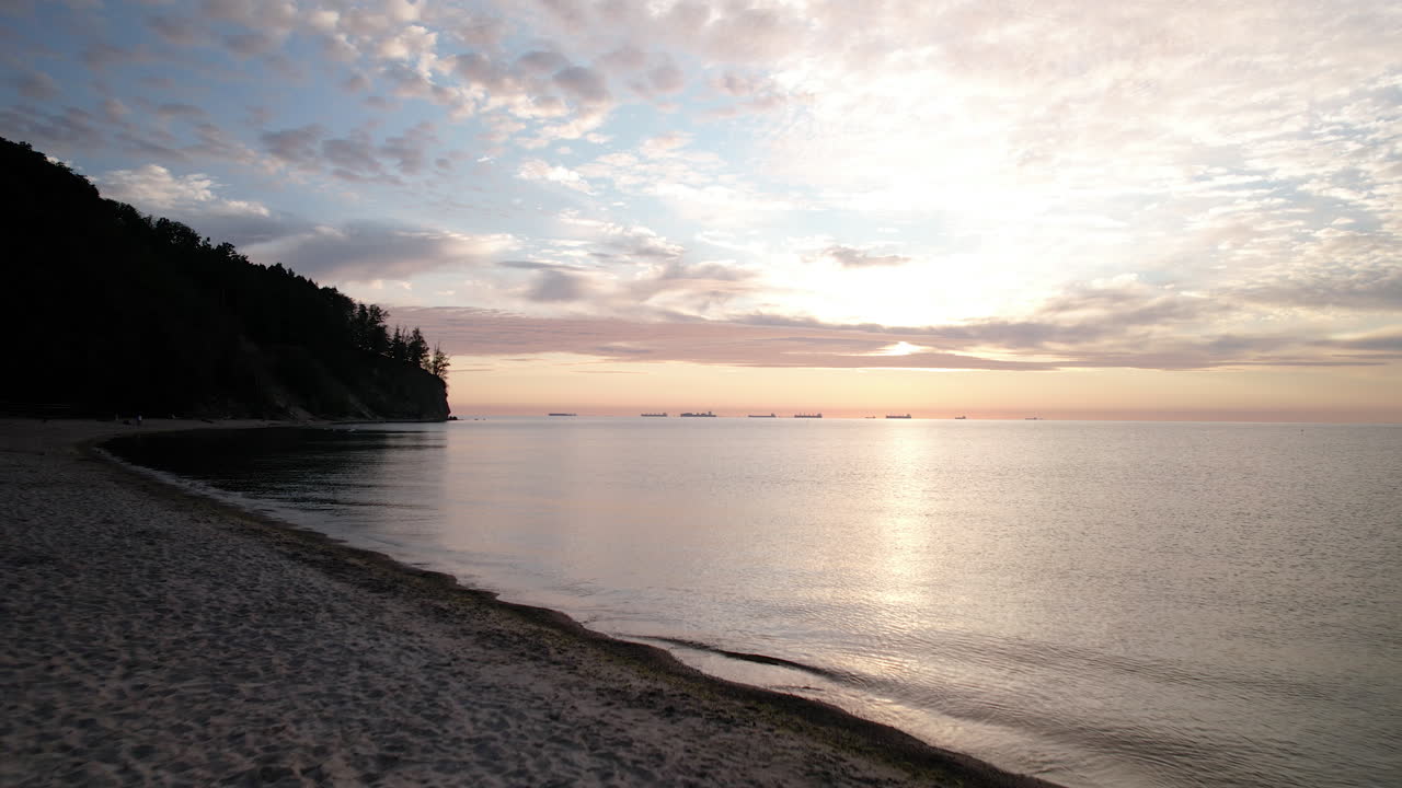 오렌지색 지평선 에 있는 컨테이너 선박 들 의 활기찬 해 ⁇ 이 에어뷰, 그단스크 만