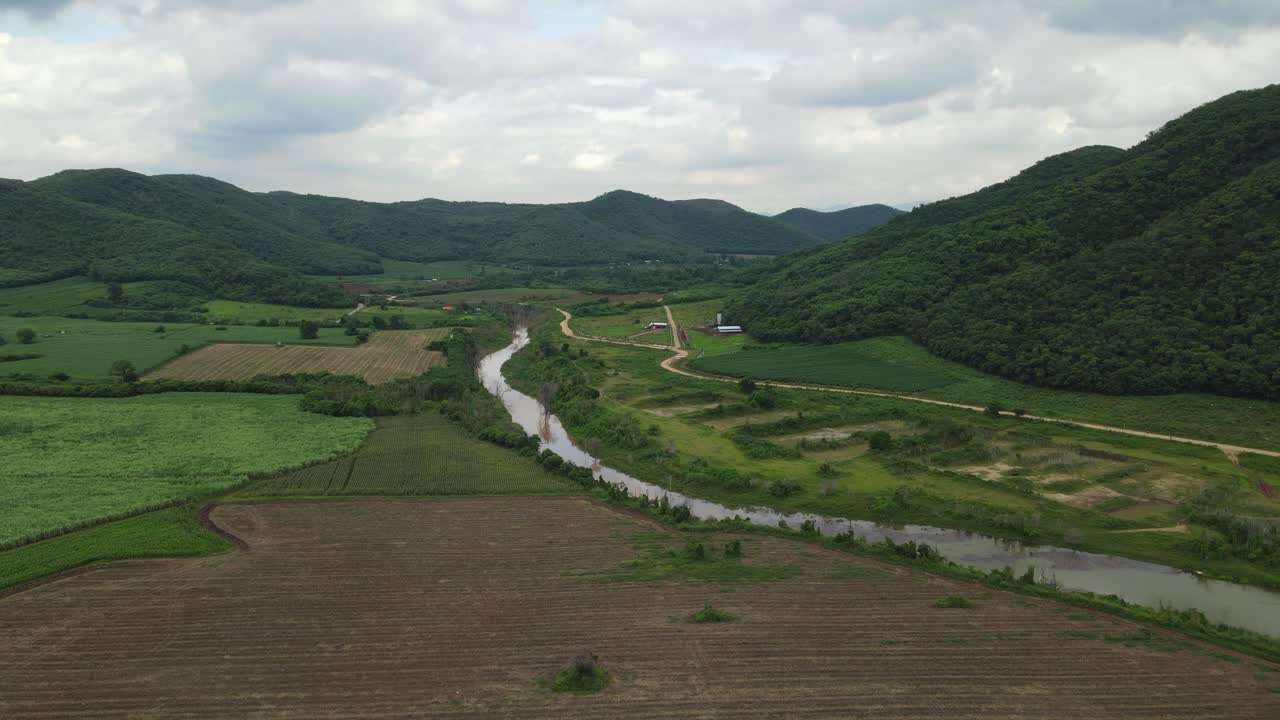 운하, 농장 도로, 산과 언덕, muak klek, saraburi, thailand가 있는 멋진 풍경을 향해 새로 경작된 농지 위의 공중 영상