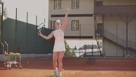 El-Tenista-Se-Prepara-Para-Servir-La-Pelota-Durante-El-Partido-De-Tenis.