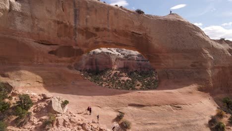 Tourists-Visit-The-Famous-Wilson-Arch-In-San-Juan-County,-Moab-On-A-Sunny-Summer-Day-In-Utah,-USA