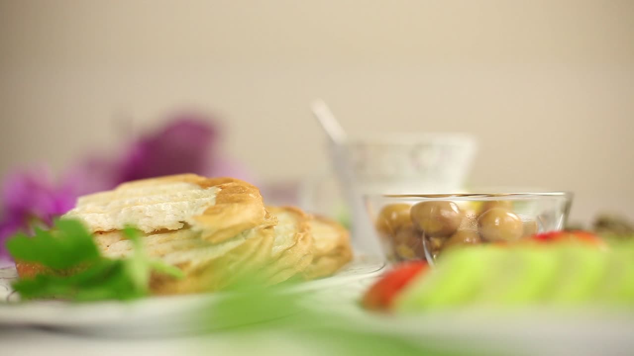 hombre de negocios desayunando en casa 2