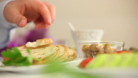 hombre de negocios desayunando en casa 2