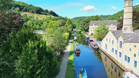 Imágenes-Aéreas-Del-Puente-Hebden,-Una-Hermosa-Y-Antigua-Ciudad-De-Molinos-En-El-Canal-Rochdale-En-El-Oeste-De-Yorkshire,-Inglaterra