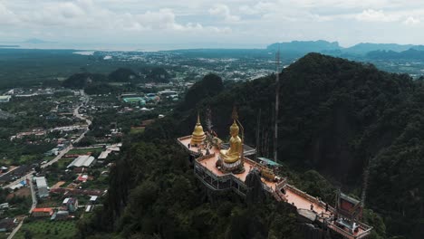 Luftaufnahme-Des-Tigerhöhlentempels-Oder-Wat-Tham-Suea-Mit-Blick-Auf-Das-Dorf-Unten