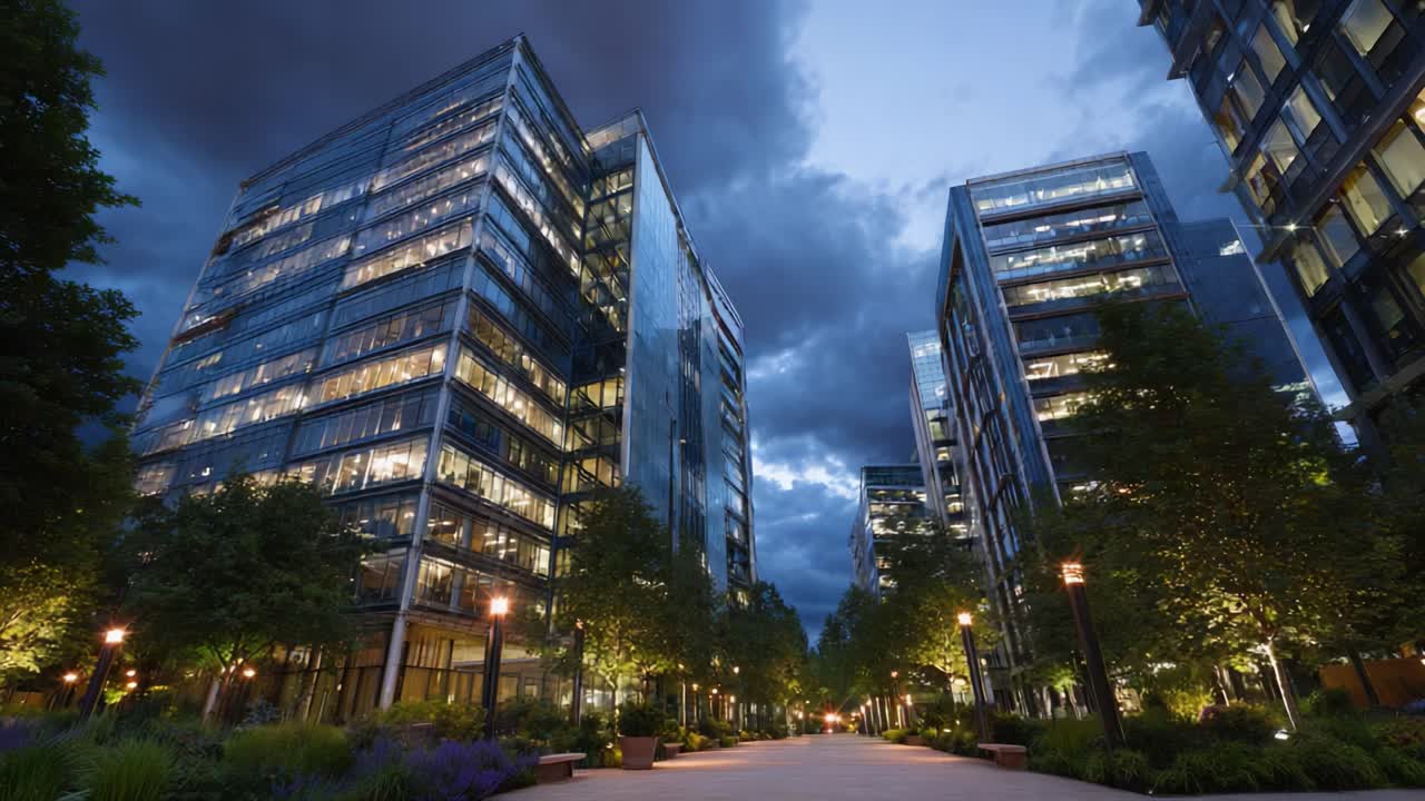 Paisagem urbana iluminada: uma vista noturna da arquitetura moderna e vegetação exuberante, exibindo uma mistura de natureza e vida urbana sob um céu dramático