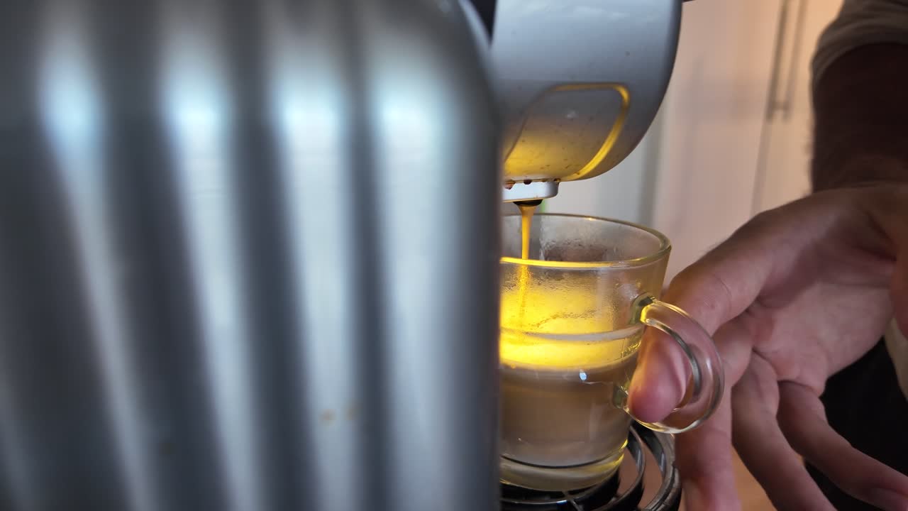Kopi espresso gerakan lambat sedang disiapkan oleh mesin kopi modern