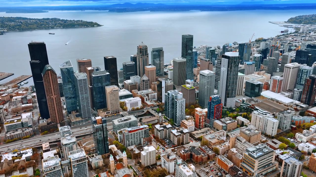 Afastando-se do diversificado e moderno centro de Seattle, Washington, EUA. Revelando a bela paisagem da cidade com um lago ao fundo. Vista aérea.