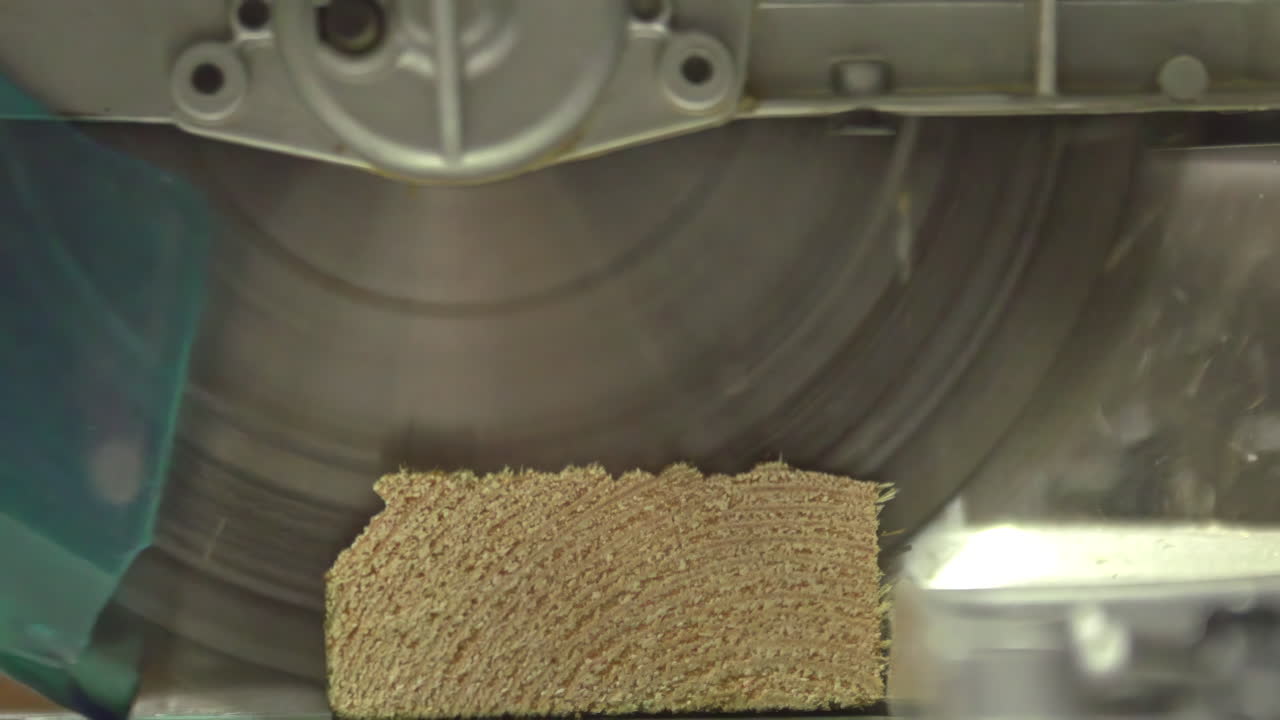 промышленная пила режет кусок дерева