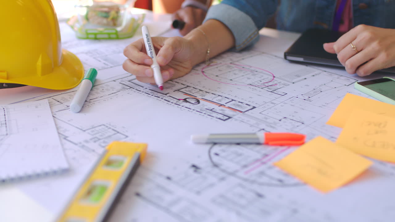 manos, planos y arquitectura con un ingeniero