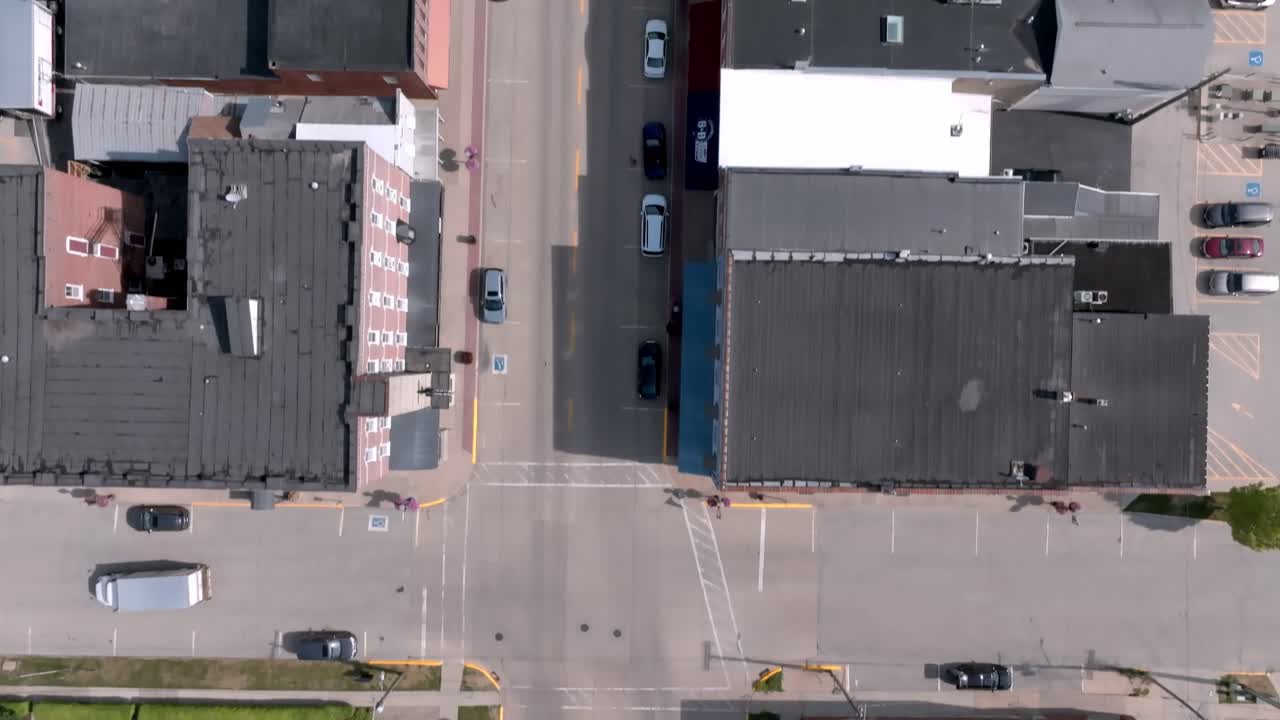 centro de geneseo, illinois con un video de avión no tripulado por encima mirando hacia abajo y avanzando
