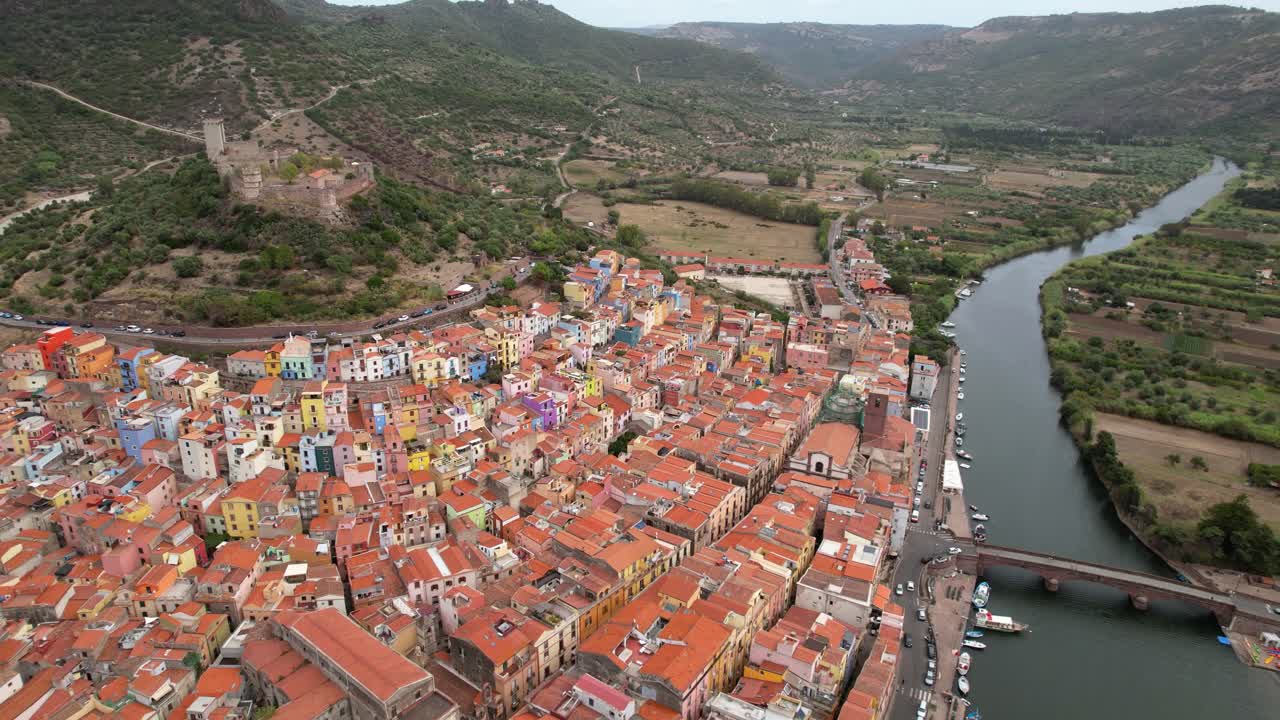 vista aérea de la ciudad de bosa en cerdeña