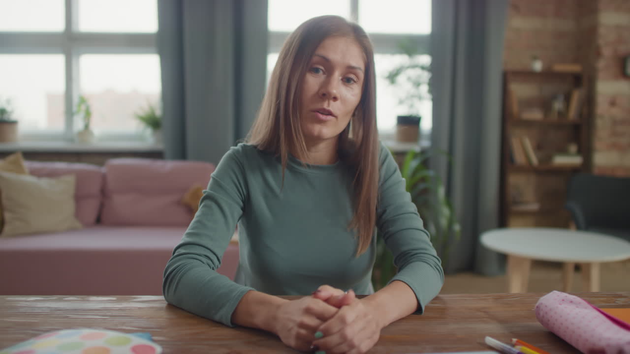 mujer dando una clase en línea