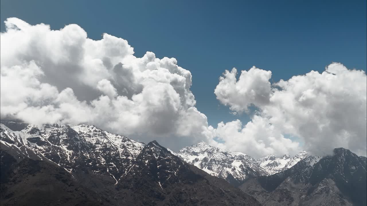 las nubes se forman sobre el pico de jebel toubkal en el alto atlas, marruecos.