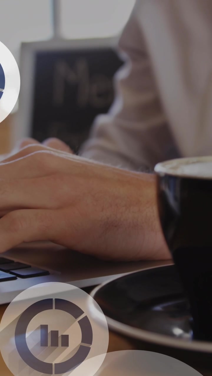 Animazione di icone di grafici su primo piano di tazza di caffè, busto di uomo caucasico che lavora al portatile.