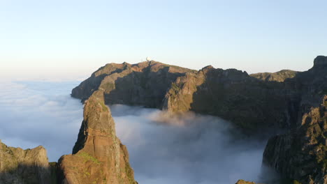 Imágenes-Aéreas-De-Drones-De-Inversión-De-Nubes-Y-Picos-Montañosos-En-Pico-Do-Areeiro-En-La-Isla-De-Madeira,-Portugal