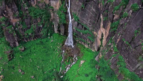 Vista-Aérea-De-La-Cascada-Jogini-En-Manali,-Himachal-Pradesh---Cascada-Jogini-Zumbante