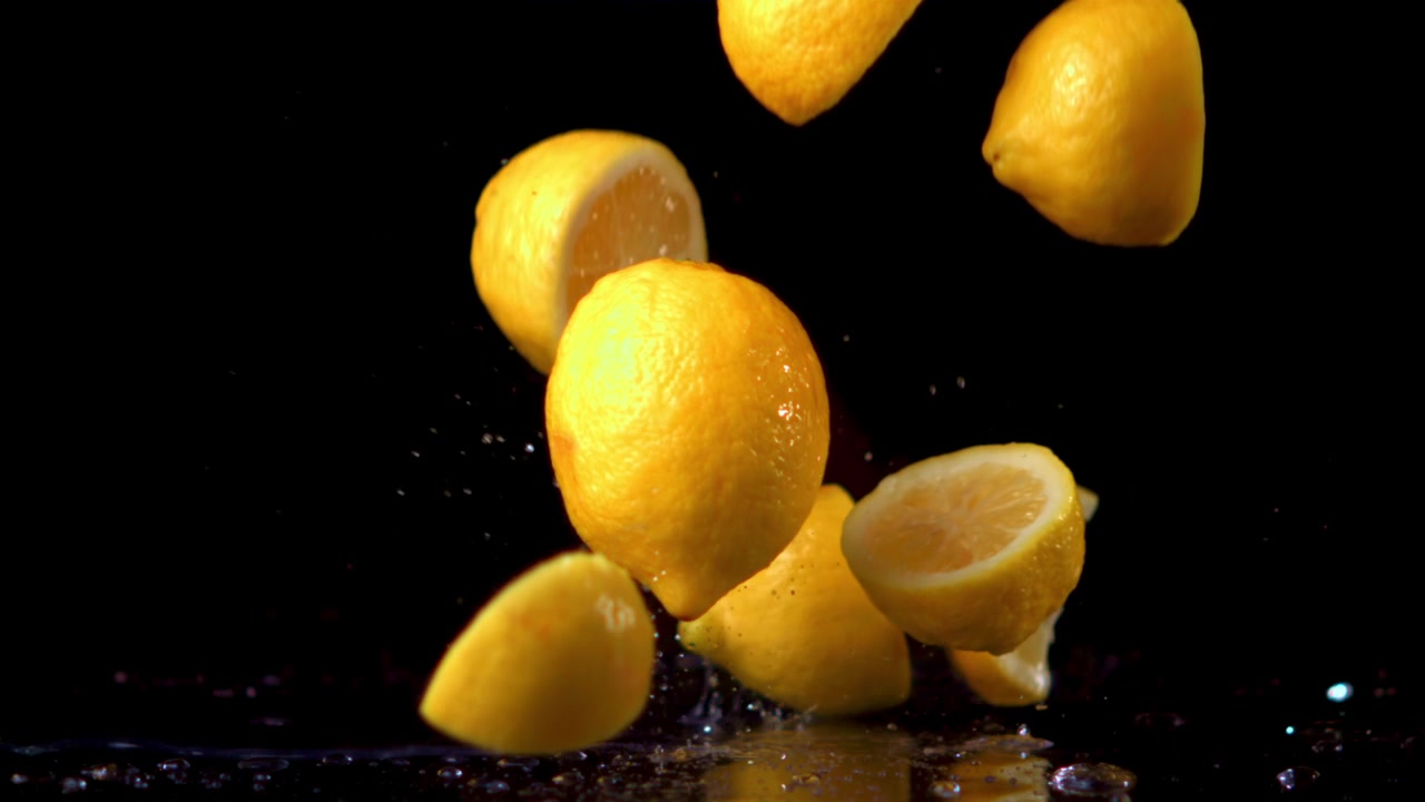 Ağır Çekimde Düşen ve Sıçrayan Taze Limonlar ve Dilimleri