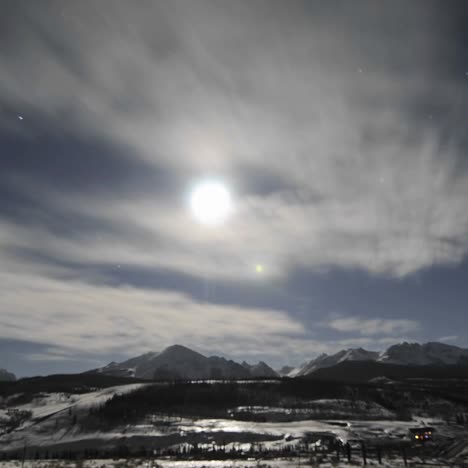 Zeitraffer-Von-Nachthimmelwolken-Und-Vollmond-über-Der-Gore-Range-In-Silverthorne-Colorado