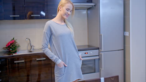 Mujer-Rubia-Sonriente-Posando-En-La-Cocina