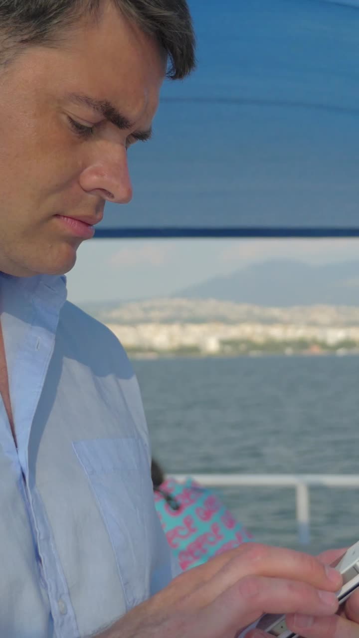Mężczyzna na łodzi z panoramą miasta w tle