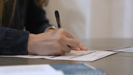 plano cerrado de alguien votando por correo en la boleta