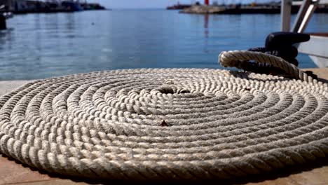 fuertes cuerdas de pescadores rodadas en un círculo