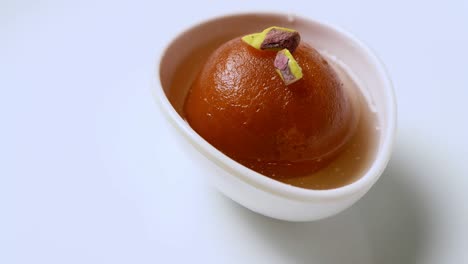 gulab jamun girando con pistacho encima ( dulce indio ) | postre