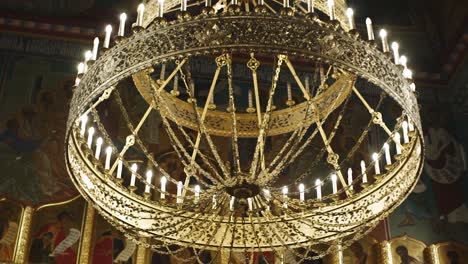 una candelabro grande muy hermosa cuelga bajo la cúpula de una iglesia cristiana. la cámara dispara en movimiento suave