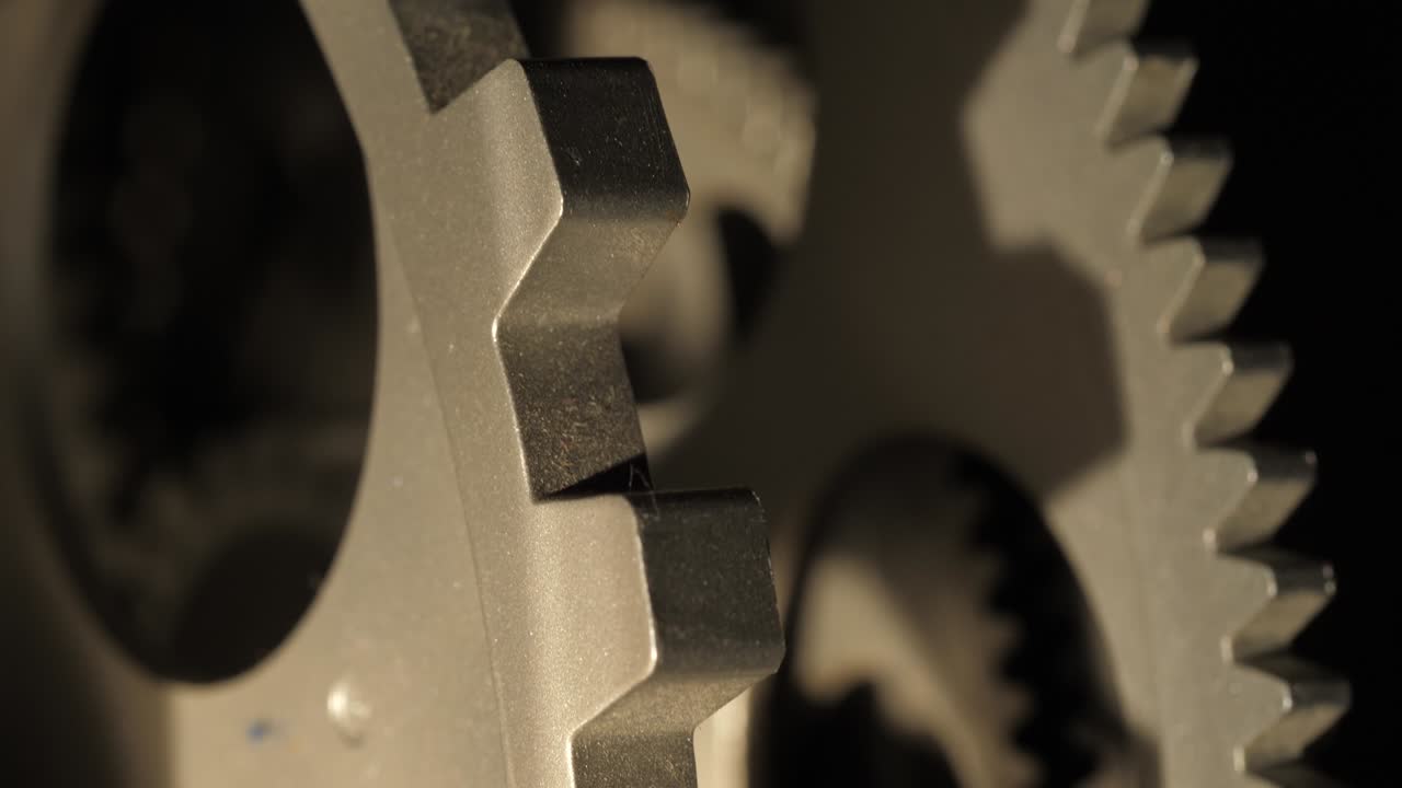ruedas dentadas de un reloj de aspecto industrial