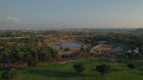 La-Hermosa-Zona-De-Safari-De-Ramat-Gan-En-Una-Tarde-Tranquila-Sobre-El-Parque-Nacional-De-La-Ciudad-Cuando-Está-Vacío-De-Visitantes.