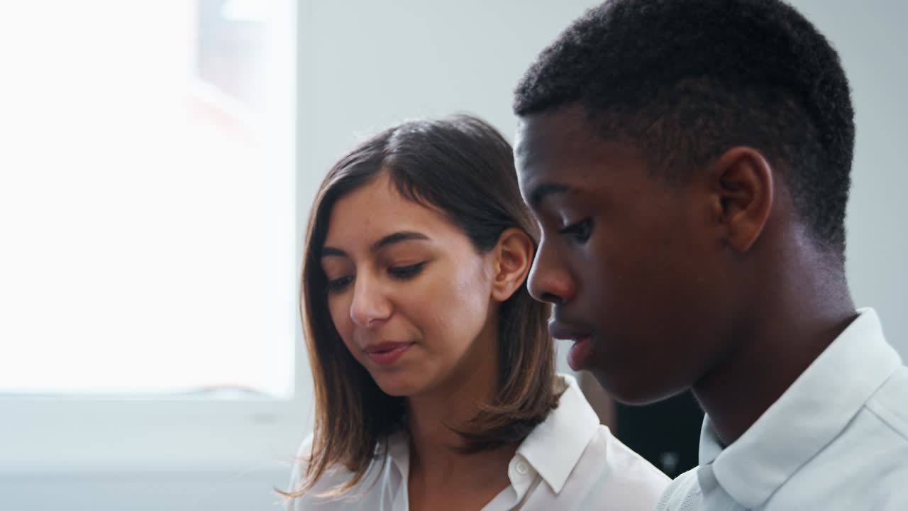 alumno con el profesor tocando el piano en la lección de música